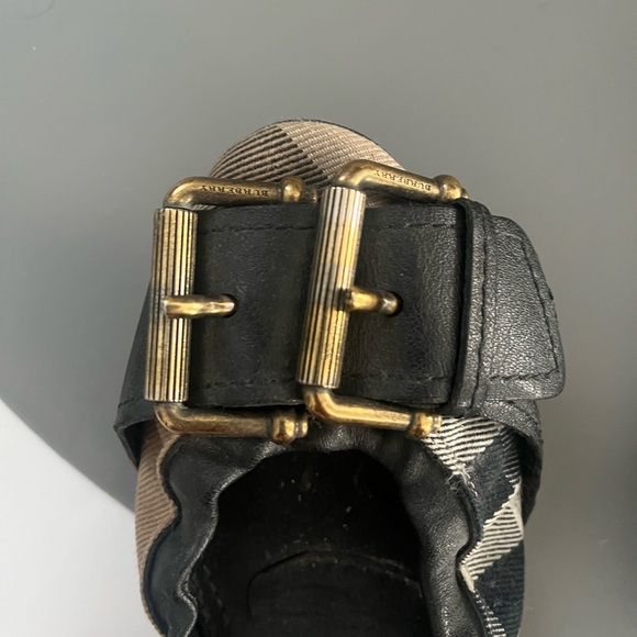 Burberry buckle flats - Picture 2 of 4